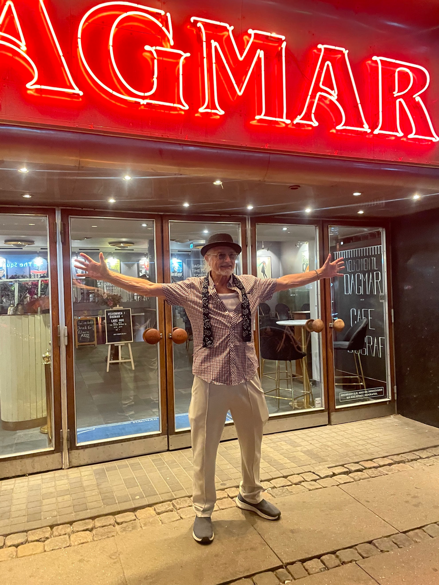 Lars H.U.G. foran Dagmar Teatret ved METAMETA-visningerne den 6. juni 2026
