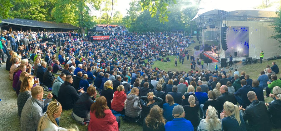 Publikum i Den Fynske Landsby før koncerten, 18. juni 2016. Lars H.U.G.