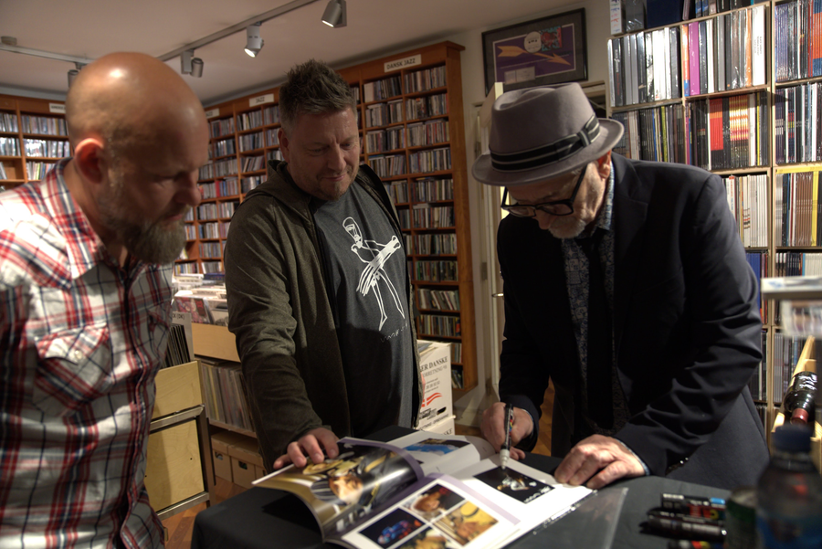 Lars H.U.G. signerer en bog for besøgende i Sound Station