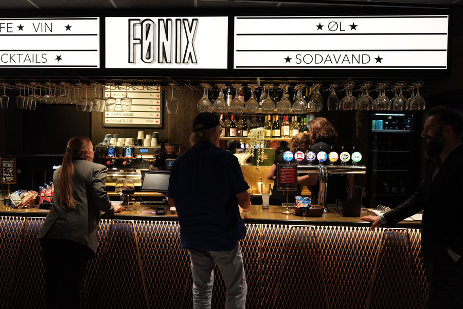 Ved baren i Café Fønix i Odense i forbindelse med METAMETA den 5. juni 2026
